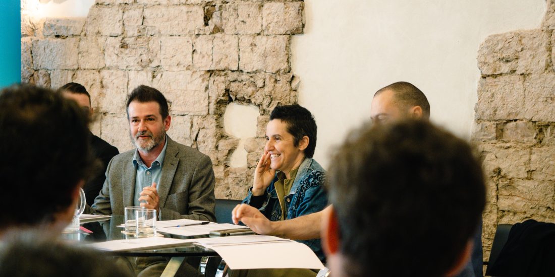 Conferenza stampa di presentazione di Pergine Festival. Al tavolo dei relatori: Babilonia Teatri e il consiglio di amministrazione di Pergine Festival.