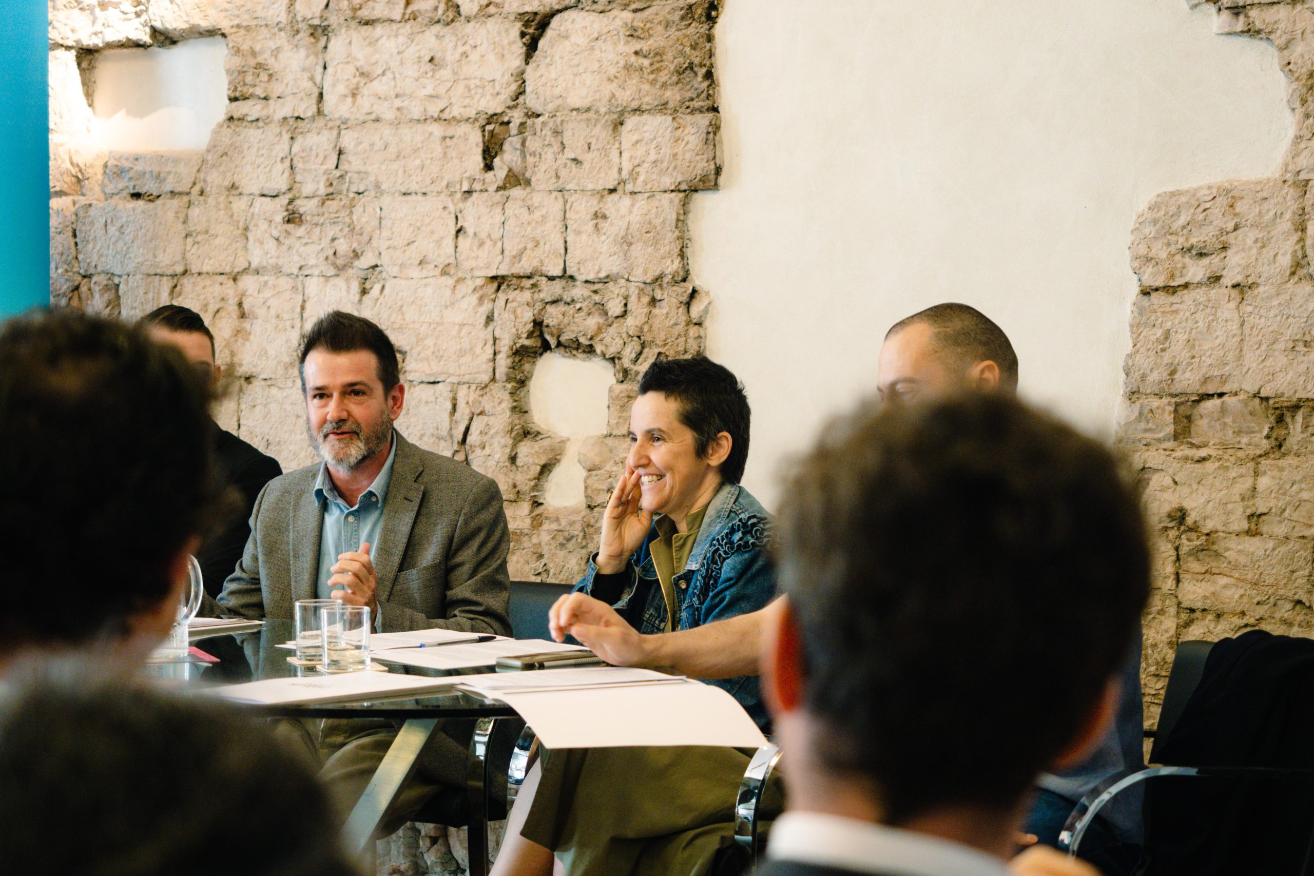 Conferenza stampa di presentazione di Pergine Festival. Al tavolo dei relatori: Babilonia Teatri e il consiglio di amministrazione di Pergine Festival.