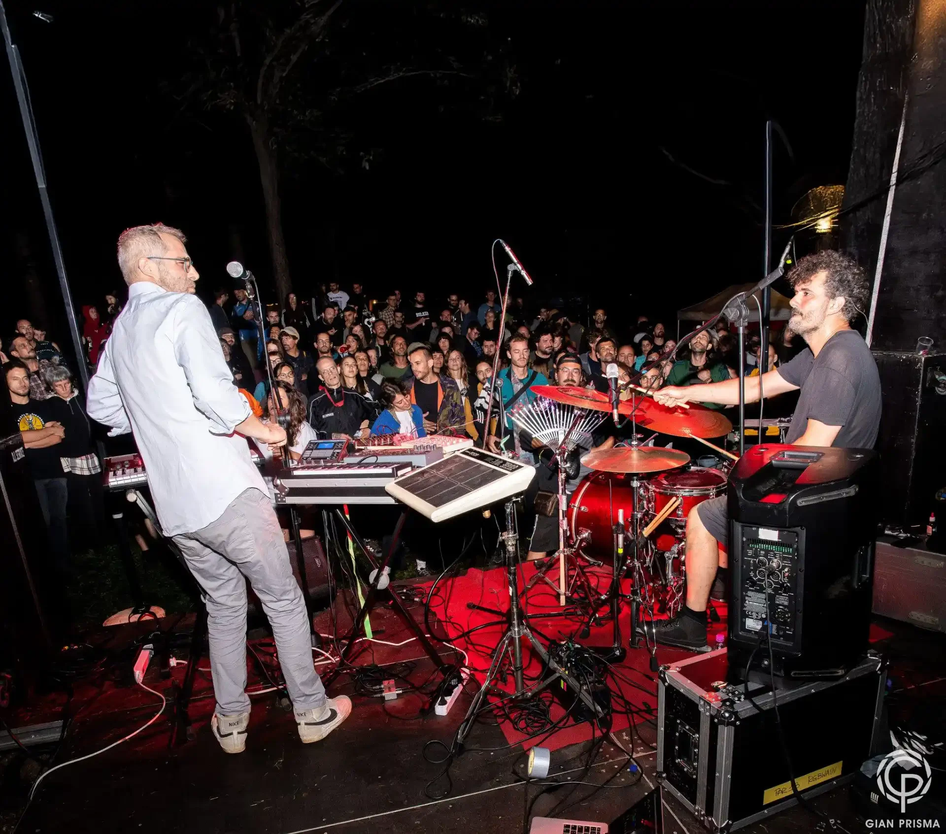 La band Electric Rastrello durante un concerto.