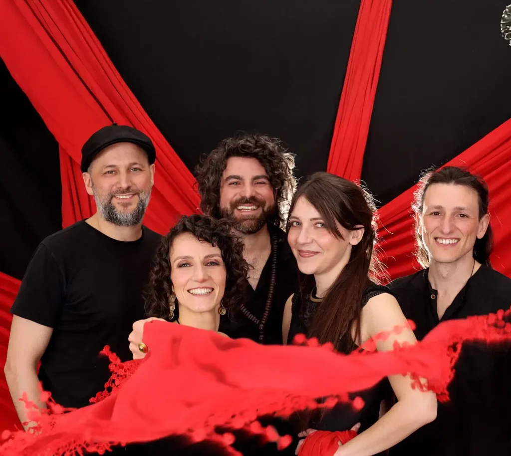 I cinque componenti della band Fan Chaabi avvolti da nastri rossi.