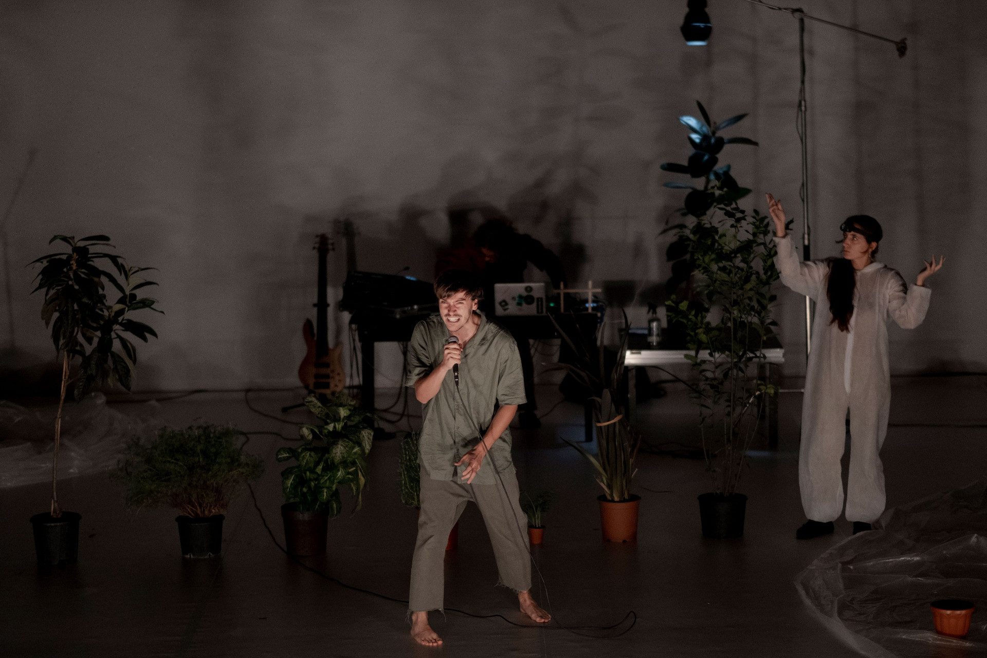 Spettacolo teatrale: due attori e numerose piante in scena.