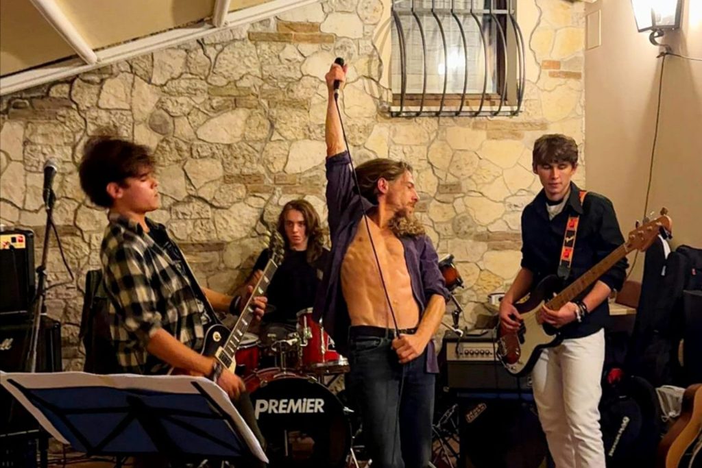 La band Capston, composta da quattro ragazzi, suona in un bar