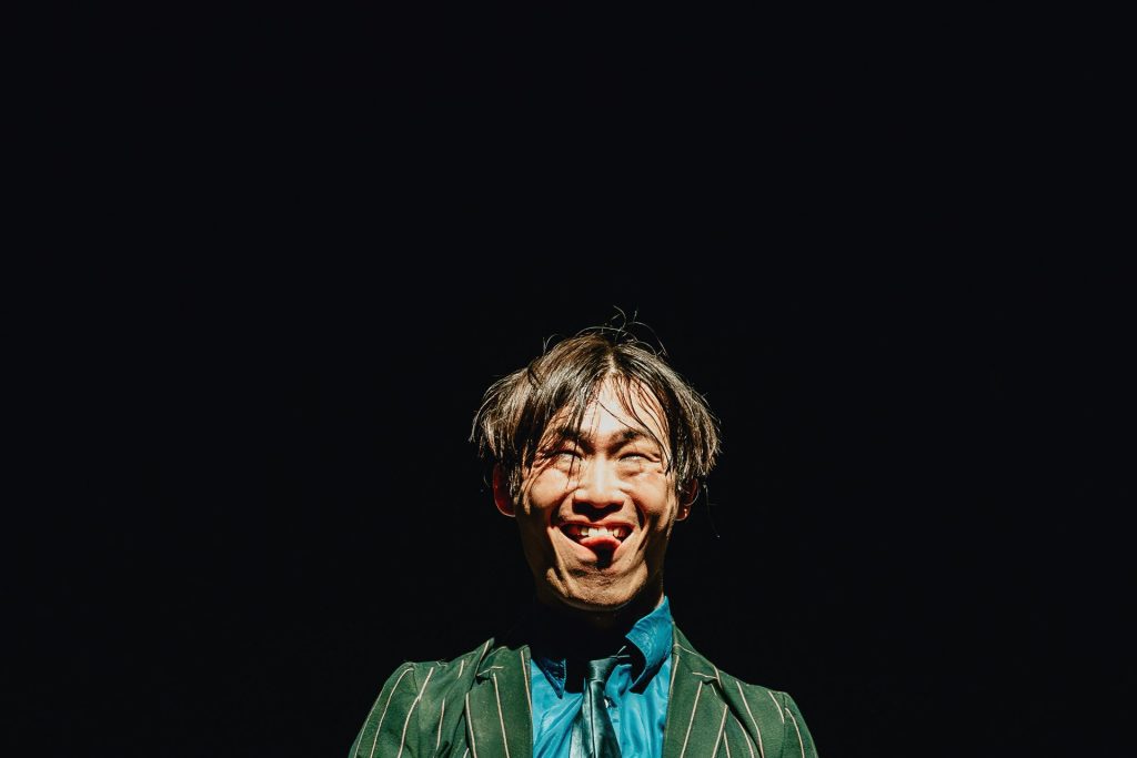 Il danzatore giapponese Kenji Shinohe, in scena, fa una linguaggia.