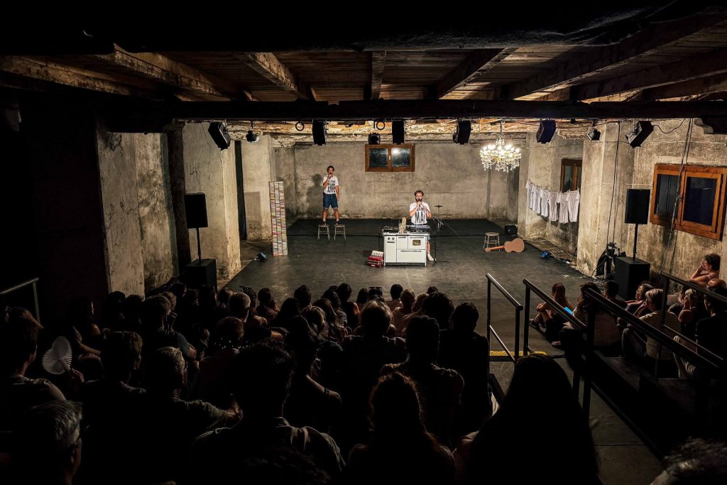 In una sala piena di gente, si svolge lo spettacolo "Ballavamo sempre" di BumBumFritz