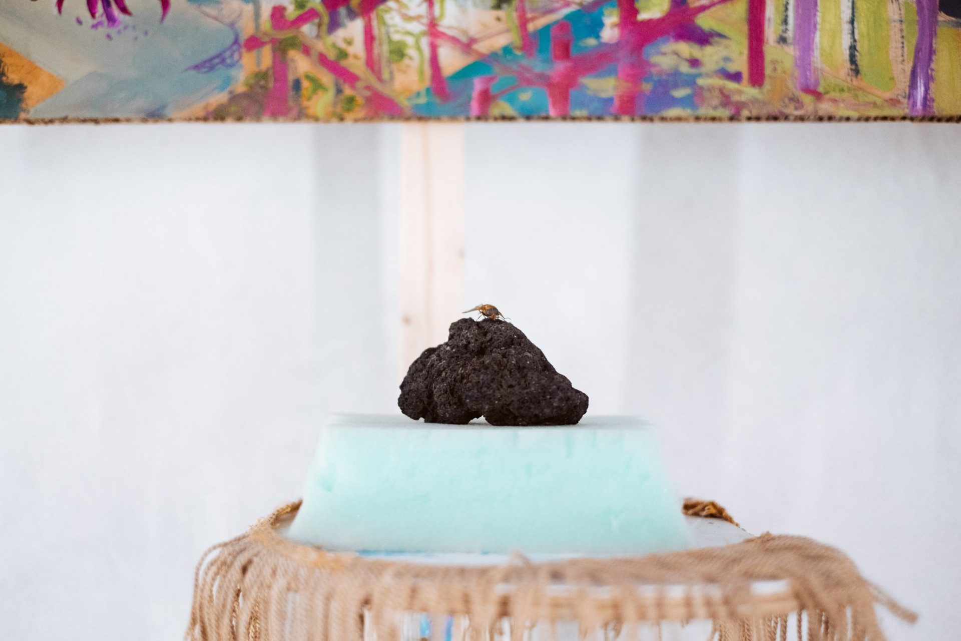 In primo piano una scultura artistica.