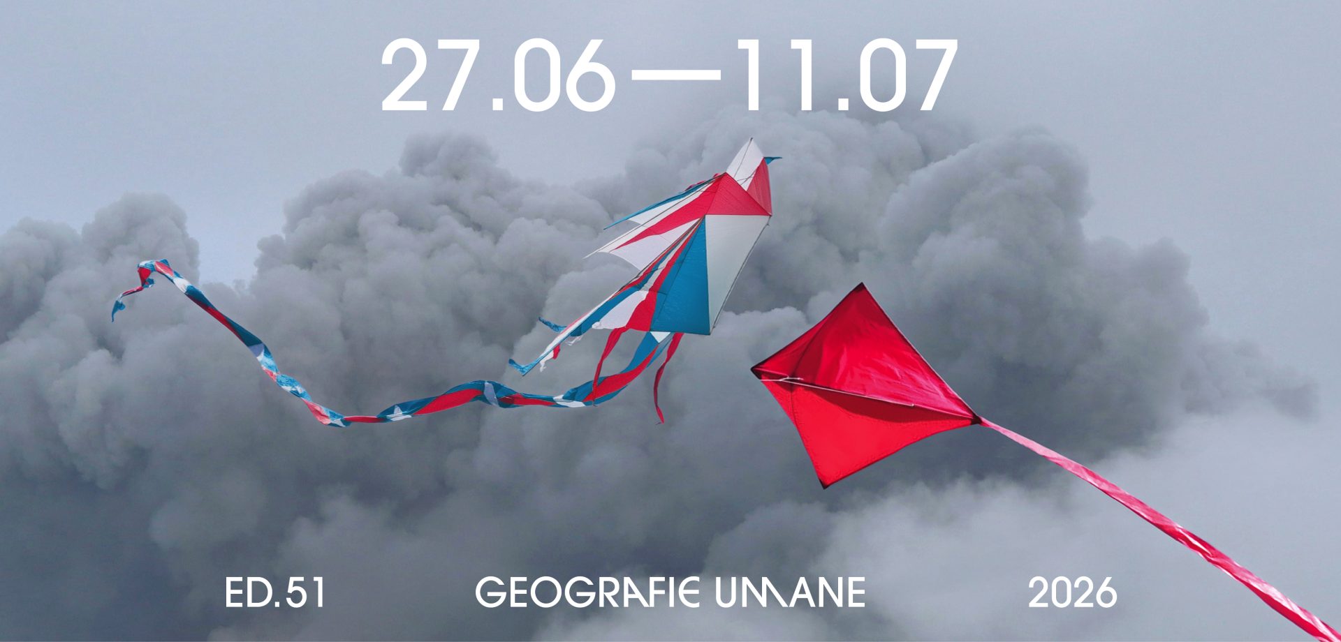 Locandina di Pergine Festival 2026: due aquiloni attraversano un cielo nuvoloso. Titolo dell'edizione "Geografie umane".