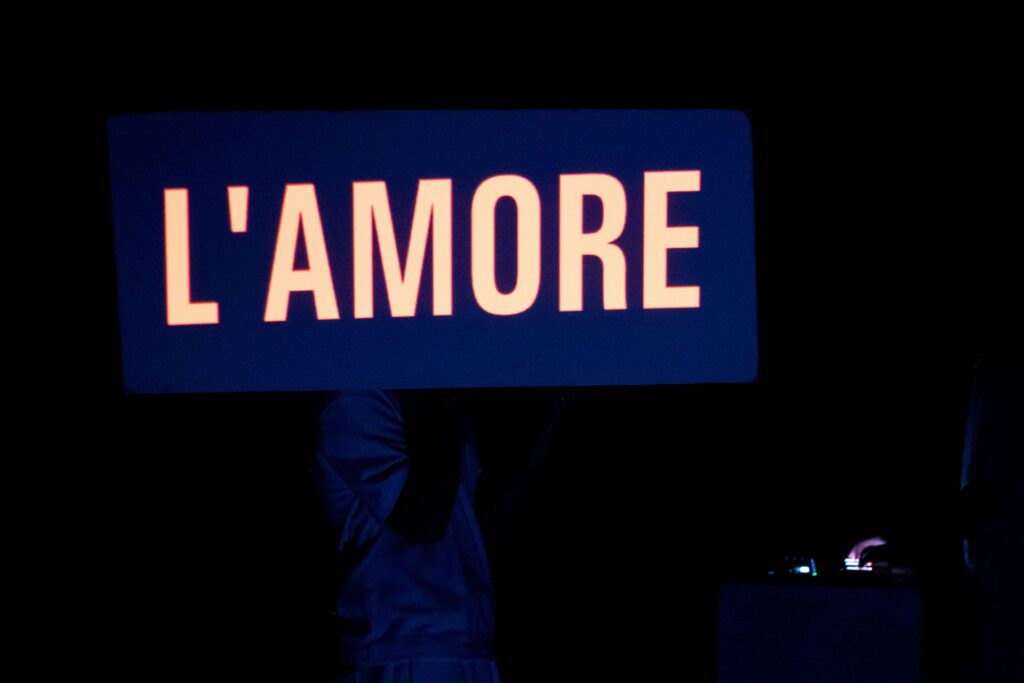 Scritta "L'amore" illuminata nel buio