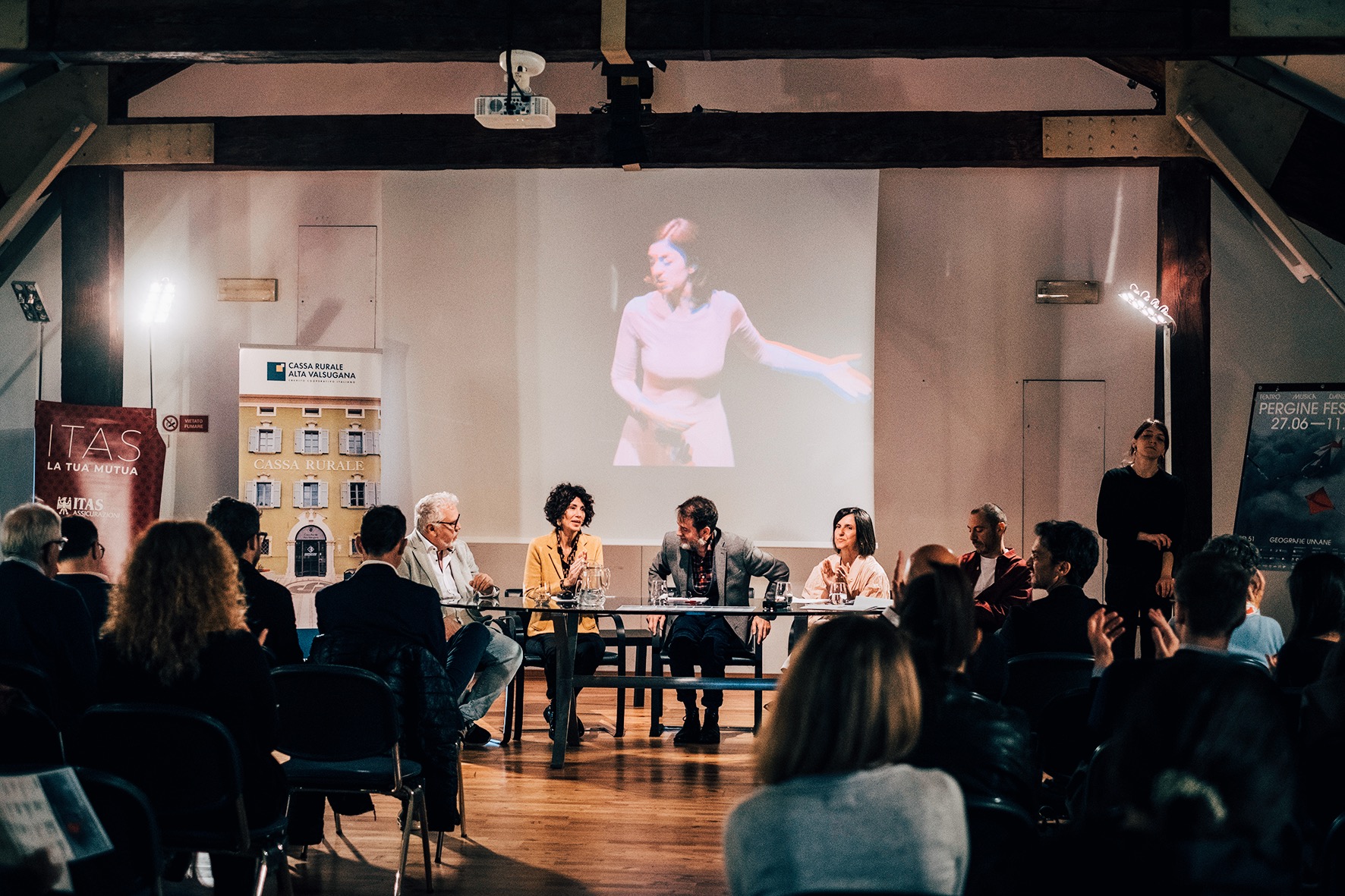 Conferenza stampa di presentazione di Pergine Festival 2026: ospiti al tavolo Babilonia Teatri, l'assessora Gerosa, il sindaco Morelli e il consigliere Baldessari.