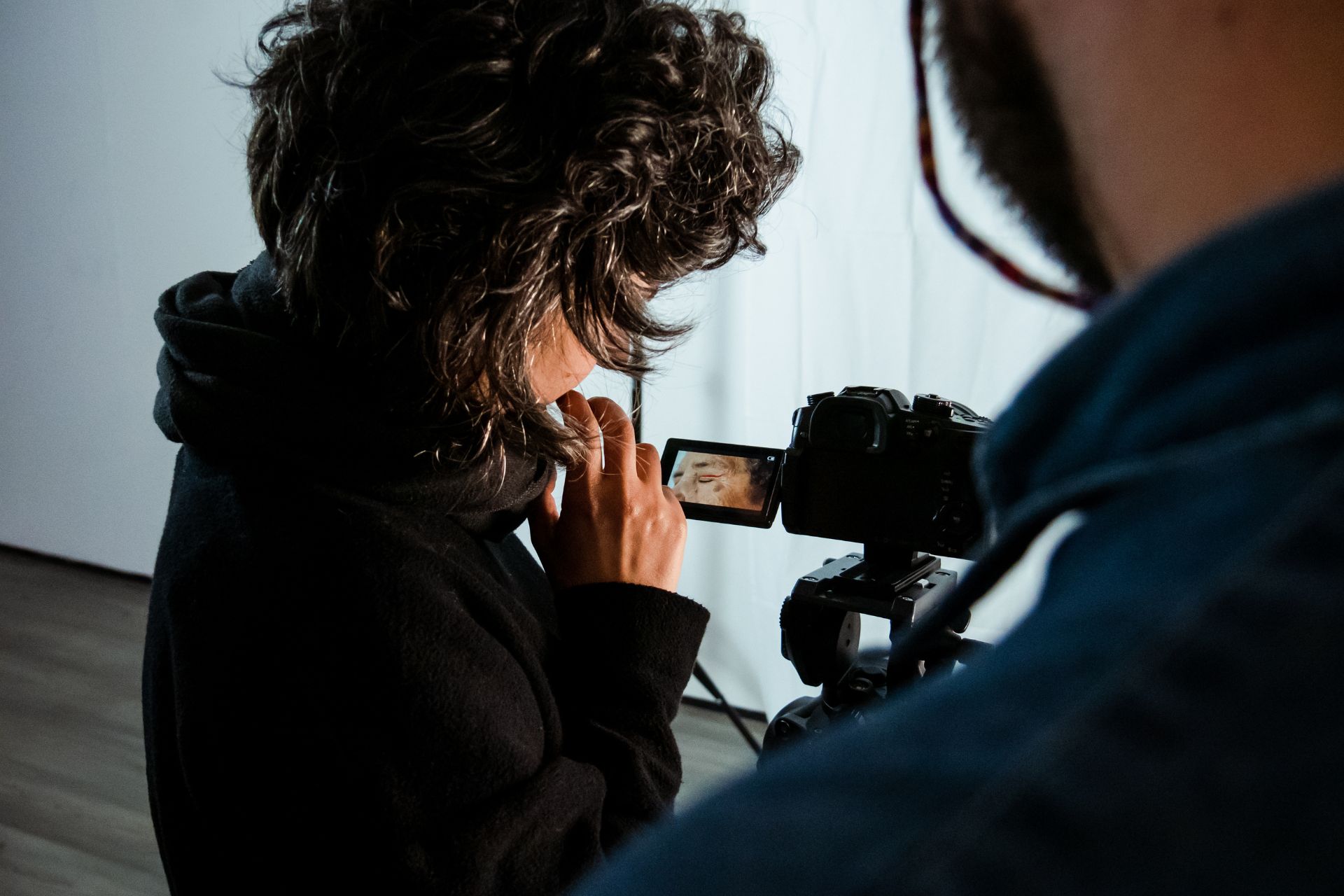 ragazza guarda in macchina fotografica
