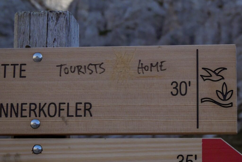 cartello di montagna con scritta "tourists home"