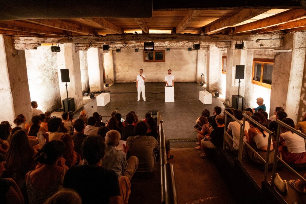 Il duo BumBumFritz presenta lo spettacolo Dar or alive davanti al pubblico del festival