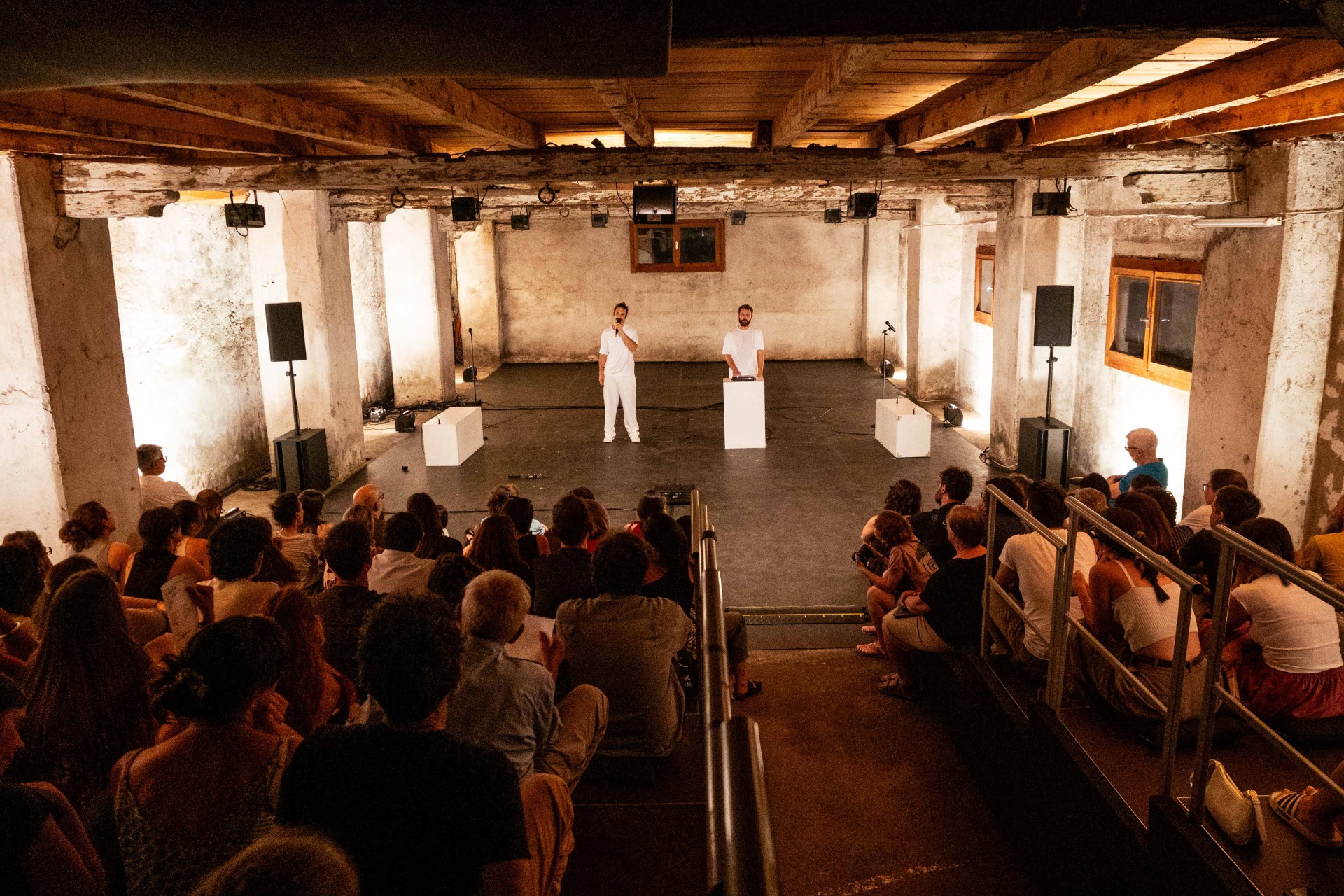 Il duo BumBumFritz presenta lo spettacolo Dar or alive davanti al pubblico del festival
